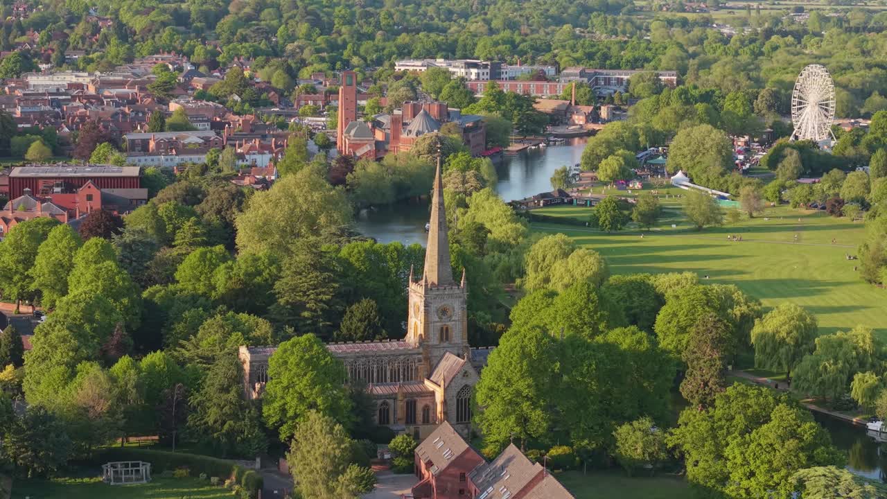 Riprese panoramiche con drone di Stratford-upon-Avon in primavera. Include la Chiesa della Santissima Trinità gotica, la ruota panoramica e il pittoresco fiume Avon circondato da fiori in piena fioritura.