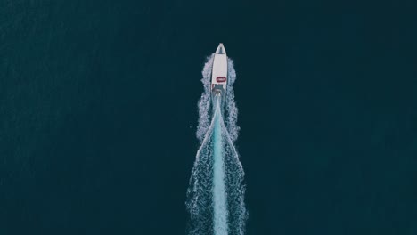 cuatro barcos navegando en el océano azul oscuro