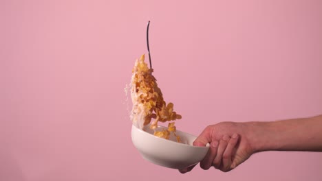 lanzando un cuenco de cereales con leche en el aire
