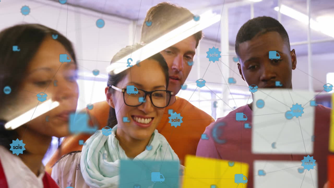 animación de iconos conectados sobre diversos compañeros de trabajo discutiendo estrategia en notas adhesivas