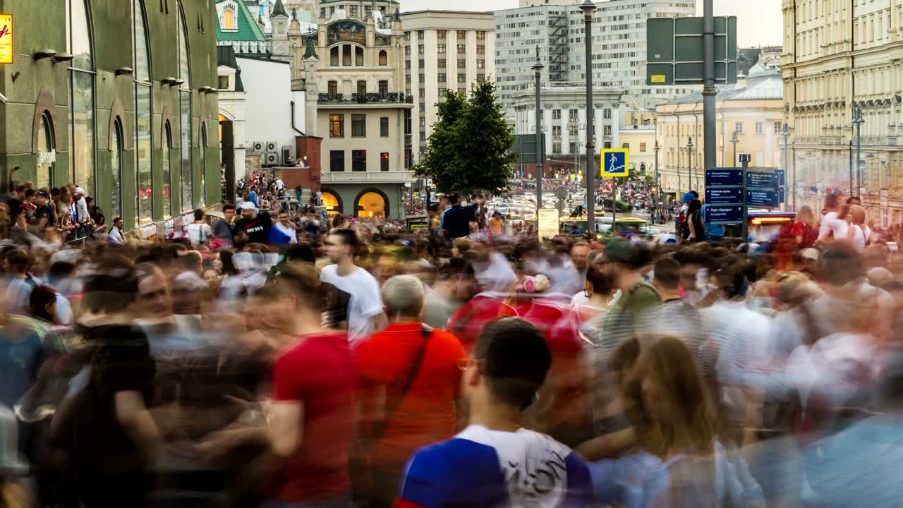 러시아 축구 팬들이 팀의 승리를 도시 거리에서 축하하고 있습니다.