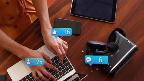 animación de iconos de las redes sociales que caen sobre mujeres que usan computadoras portátiles