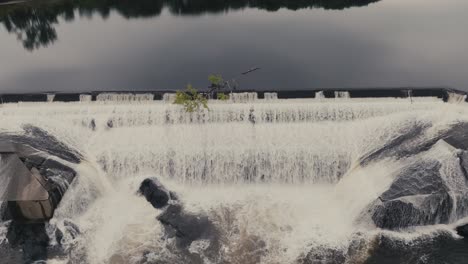 El-Río-Saint-François-Fluye-A-Través-De-La-Presa-De-Brompton,-Sherbrooke,-Canadá