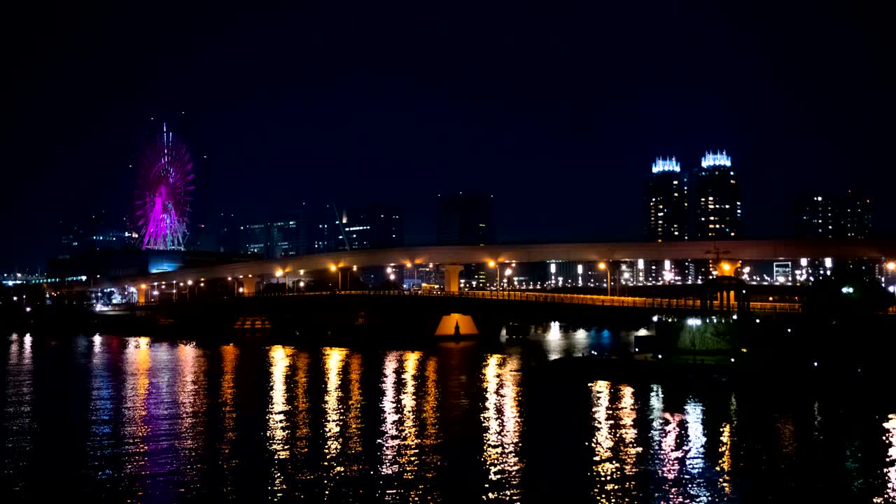 도쿄 오다이바 강 근처의 야간 타임스 페리스