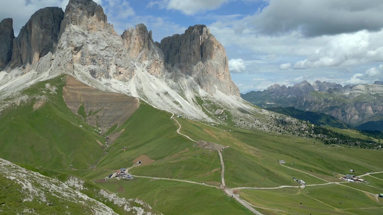 Riprese aeree in 4K delle Dolomiti in Trentino-Alto Adige, Italia, ad agosto 2024.