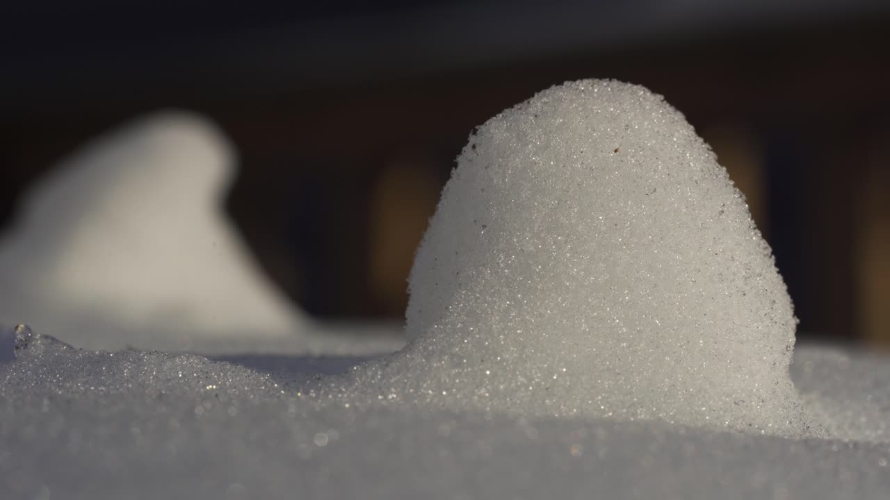 foto macro de nieve congelada y hielo brillando a la luz del sol, helada de invierno extremadamente fría