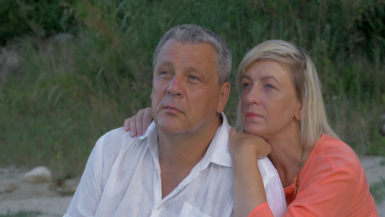 una pareja de ancianos amorosos con un aspecto de ensueño