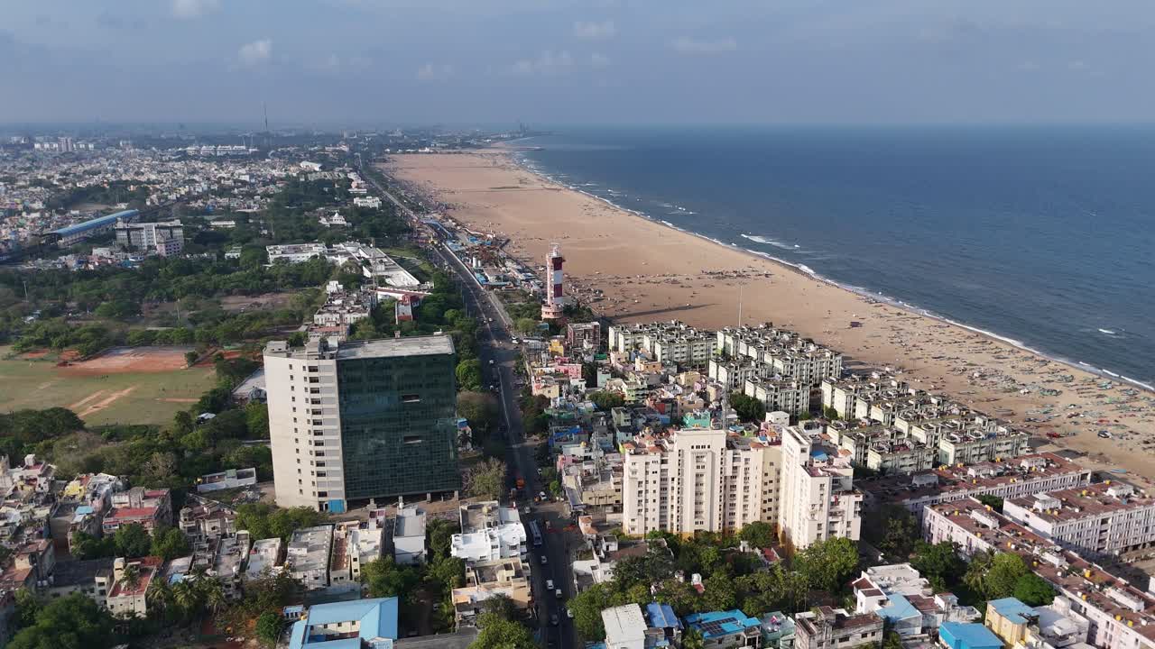 I dettagli intricati dello skyline in crescita di grattacieli di Chennai, vicino al faro e alla spiaggia della marina.
