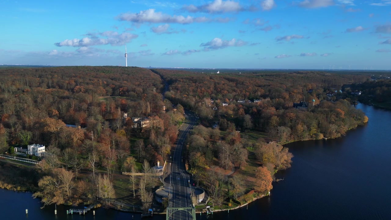 Pont de Glienicke sur la rivière Havel, avec des voitures en circulation lors d'un coucher de soleil automnal coloré. Vue aérienne spectaculaire par drone, vol panoramique.