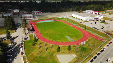 Vista-Aérea-Del-Estadio-Bob-Dailey,-Campo-Atlético-En-Port-Alberni,-Ac,-Canadá