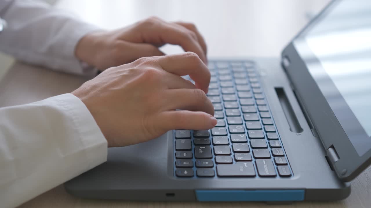 las manos de la chica escribiendo en una computadora portátil en la mesa de primer plano. teclado macro