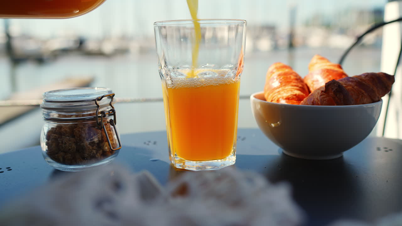 Frischer Orangensaft im Glas zum Frühstück im Freien