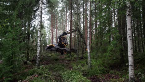 Toma-Aérea-Lateral-De-Una-Cosechadora-De-Bosques-Y-Máquinas-Forestales-Finlandesas-Escandinavas-Ponsse-Scorpion-Filmada-Con-Dji-Air-2s