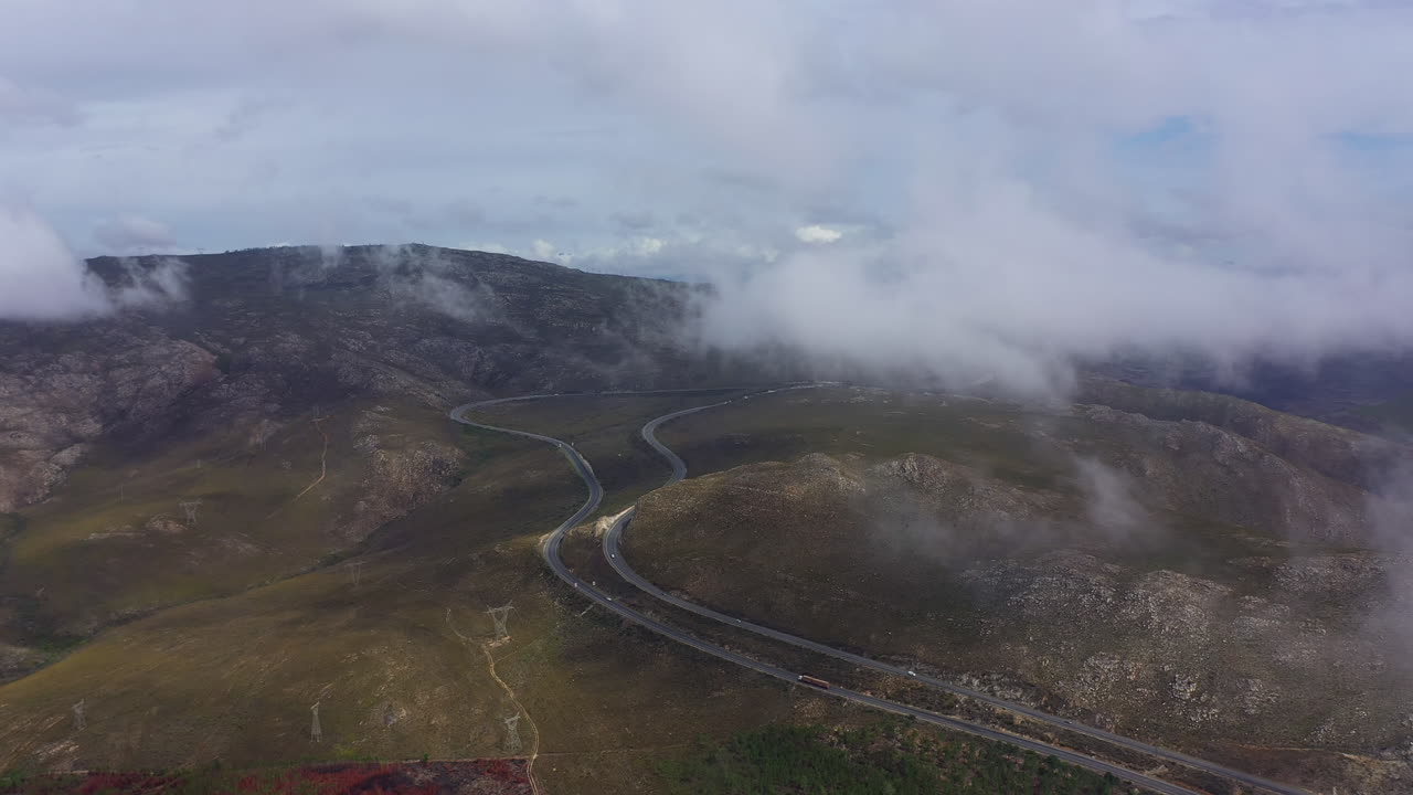 carretera que pasa por las montañas en el paisaje rural de sudáfrica