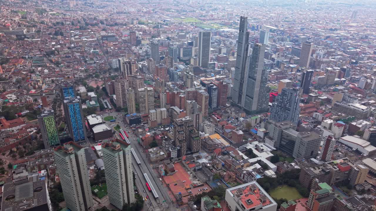 Zdjęcie lotnicze panoramy miasta Bogota przedstawiające gęstą zabudowę miejską