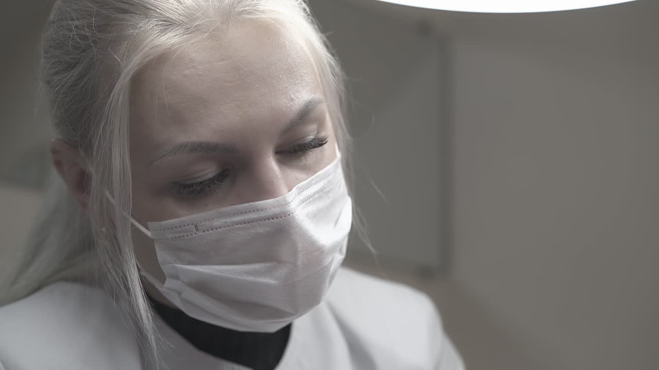 긴 공정한 포니테일을 가진 똑똑한 젊은 화장품 전문가