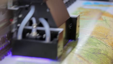 impresora uv digital moderna de gran formato. tecnologías de producción de impresión. el pinado uv es el proceso de aplicar una dosis de luz ultravioleta de baja intensidad a una tinta curable uv