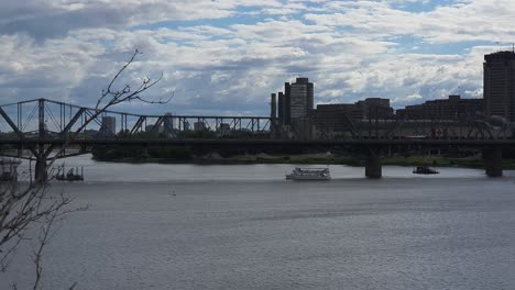 Río-Con-Puente-Y-Botes-Turísticos-En-Verano-En-El-Centro-De-Ottawa,-Ontario,-Canadá