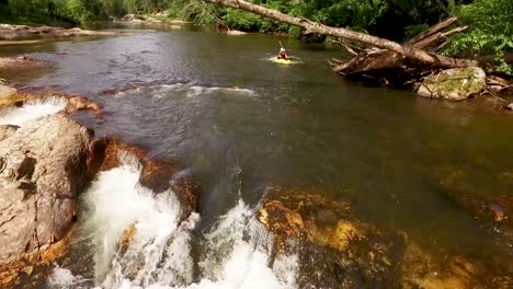 Drone-Siguiendo-Kayakista-Por-Las-Cataratas