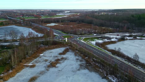 Intersección-De-Carreteras-Con-Rotonda-En-El-Paisaje-Rural-Durante-La-Temporada-De-Invierno,-Vista-Aérea