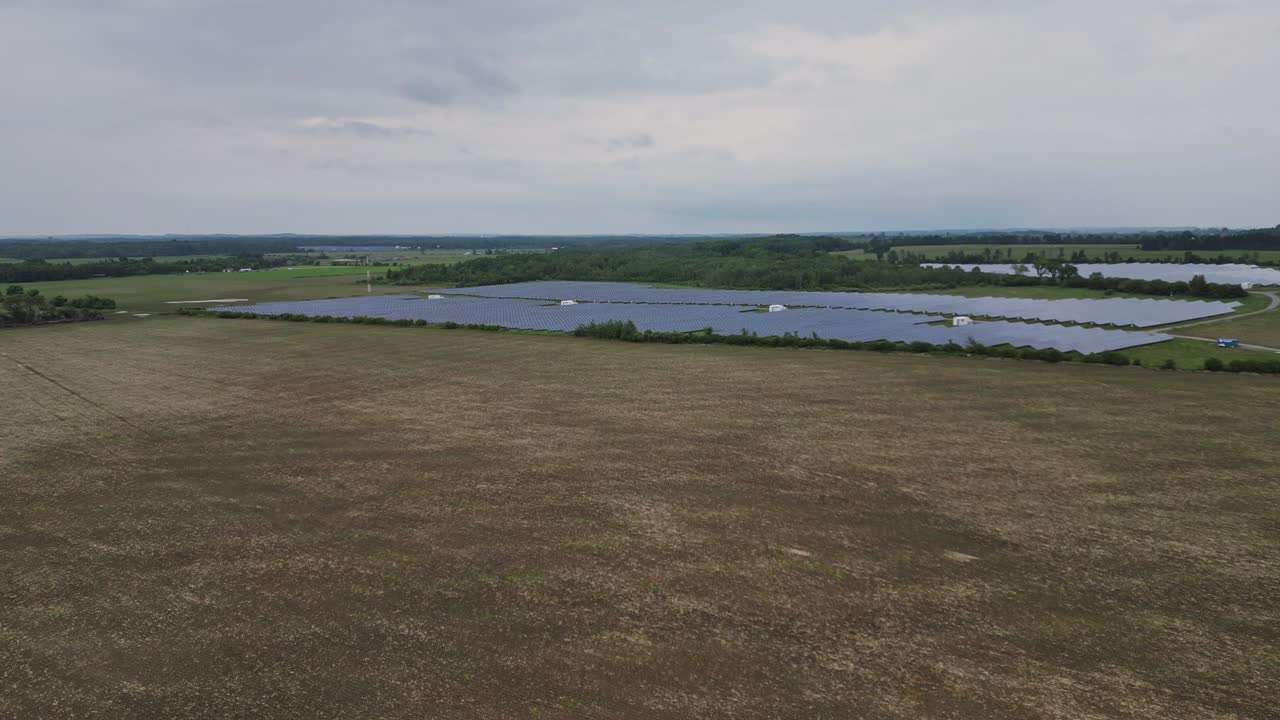 volando hacia una gran granja de paneles solares - disparo de avión no tripulado