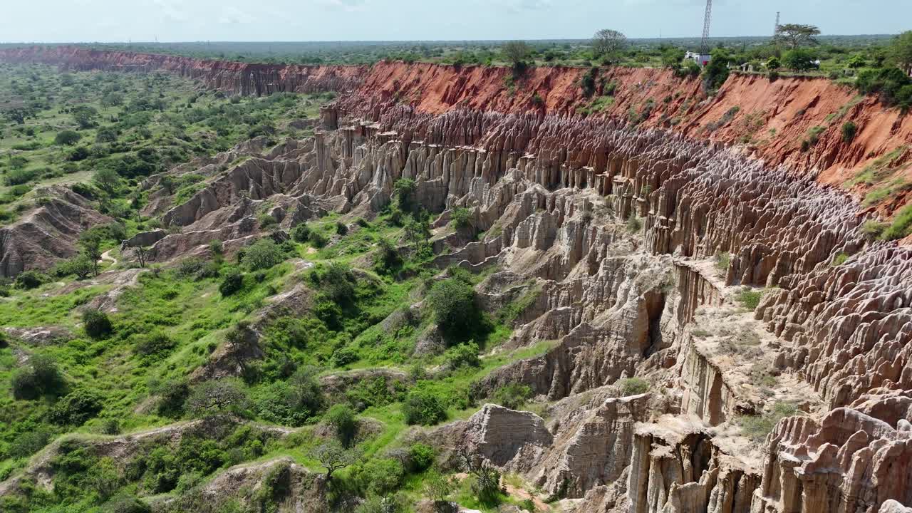 Primo piano aereo cinematografico realizzato con drone sulle spettacolari formazioni di argilla rossa di Miradouro da Lua (punto panoramico della Luna) nel comune di Belas, provincia di Luanda, Angola, Africa
