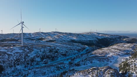 Molinos-De-Viento-Sobre-Montañas-Nevadas-Cerca-De-Bessaker,-Noruega