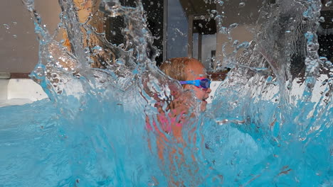 Mädchen-Spritzt-Spielerisch-Poolwasser