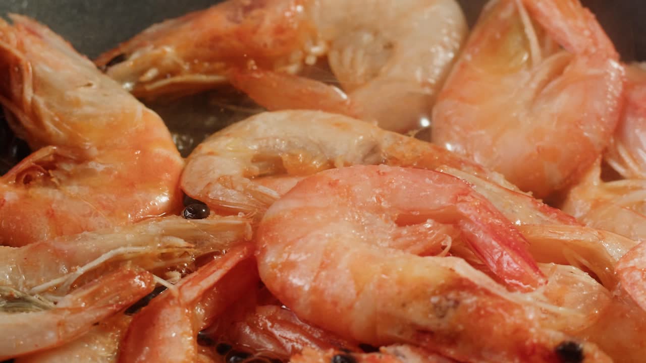 팬 에 새우 를 요리 하는 것