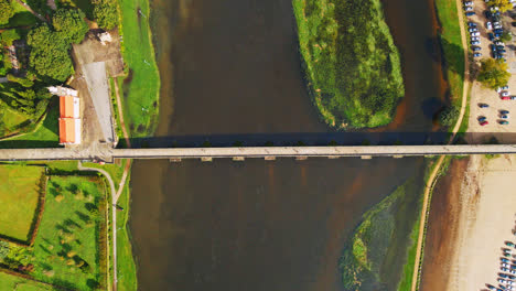 Atemberaubende-4K-Drohnenaufnahmen-Von-Oben-Nach-Unten-Aus-Der-Luft-Eines-Dorfes-–-Ponte-De-Lima-In-Portugal-Und-Seines-Wahrzeichens-–-Der-Römischen-Steinbrücke-über-Den-Fluss-Lima