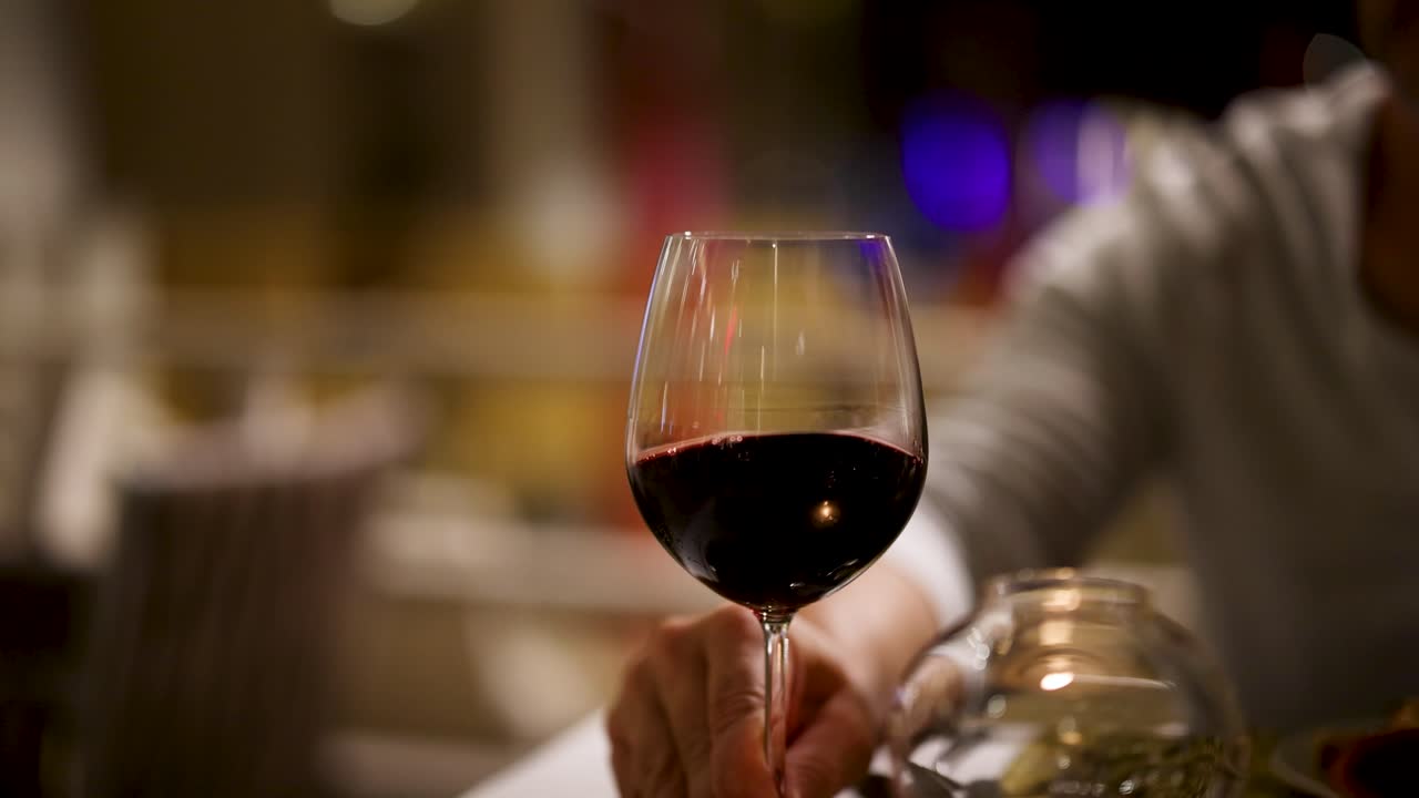 바가에 있는 편안한 레스토랑에서 은 와인을 마시며 부드러운 조명으로 따뜻하고 매력적인 분위기를 조성합니다.