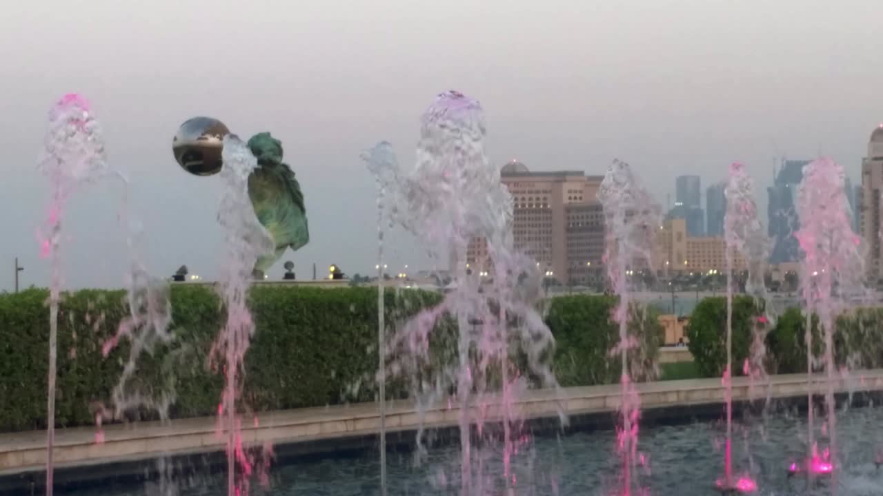 카타라 문화 마을, 도하 (카타르) 자연의 힘을 보여주는 ii 동상