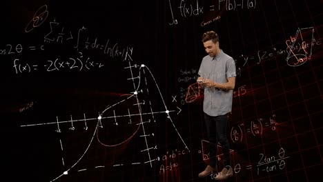 ecuaciones matemáticas flotando contra el hombre caucásico usando un teléfono inteligente contra un fondo negro