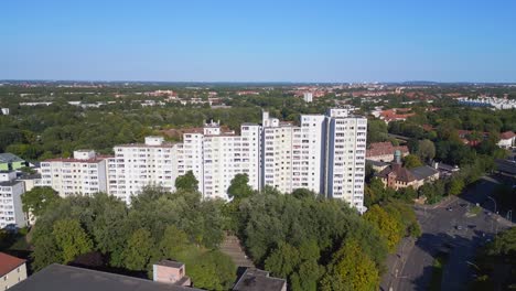 Mehrfamilienhäuser-In-Plattenbauweise-Sonnenallee-Berlin