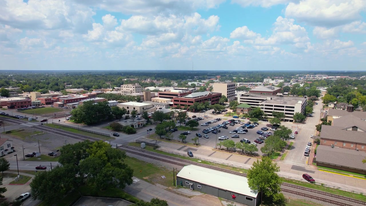 Riprese aeree con drone del centro di Conroe, Texas, con il James H. Keeshan Building e il tribunale della contea di Montgomery, insieme agli edifici circostanti del centro, strade, aree di parcheggio e binari ferroviari.