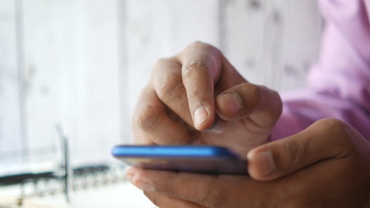 persona que utiliza un teléfono inteligente