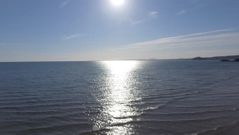 Ein-Schöner-Tag-An-Einem-Schwarzen-Felsensandstrand-In-Nordwales