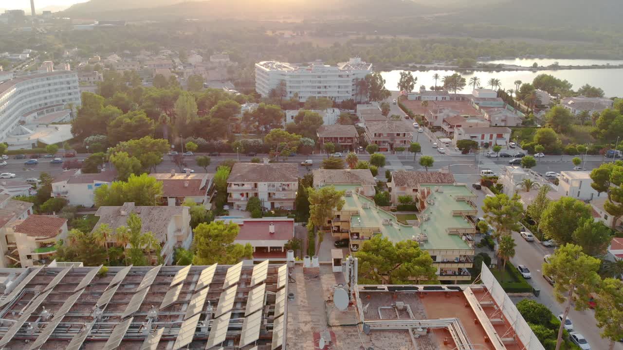 vista aérea del pueblo de mallorca al atardecer en un día soleado