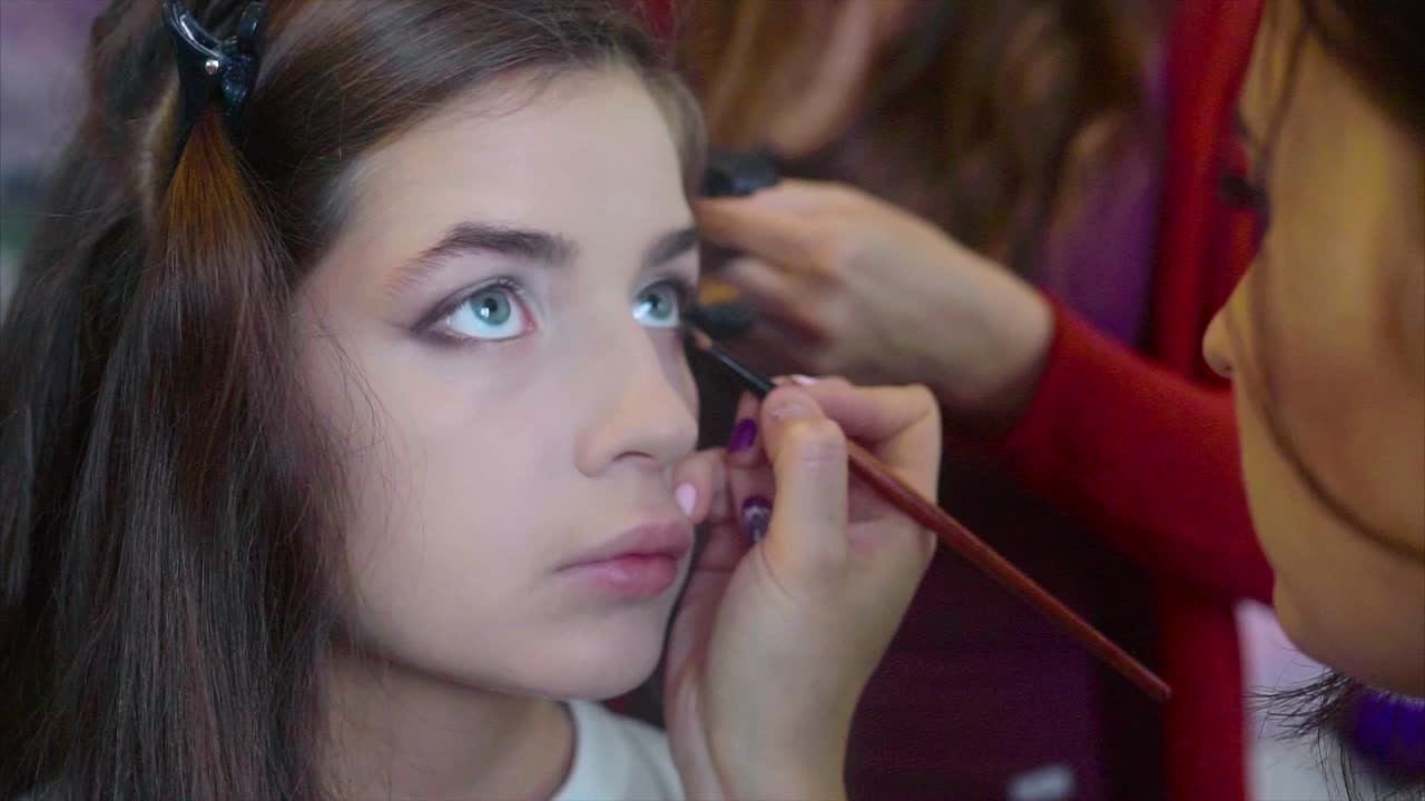 aplicación de maquillaje en un modelo joven