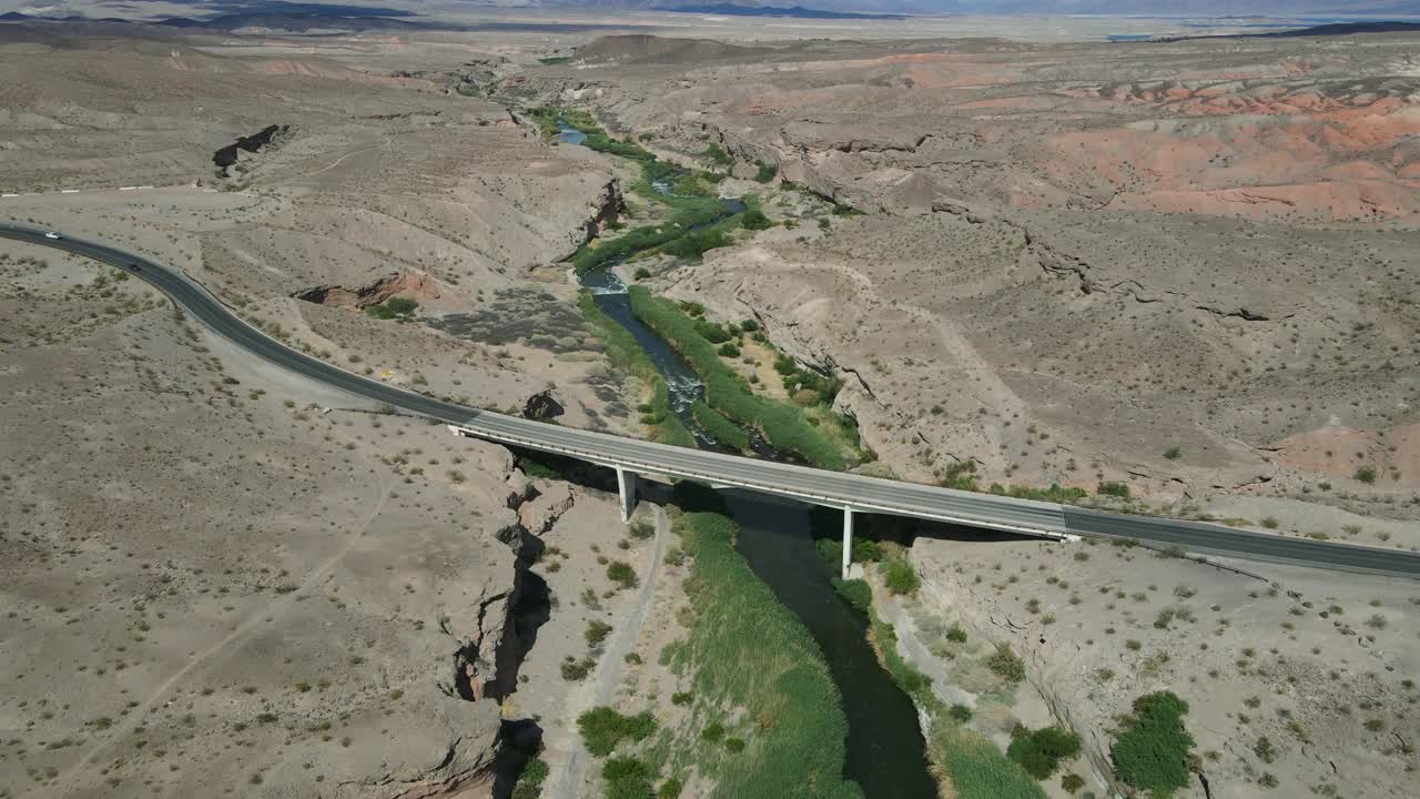 네바다 주 라스베가스 호수 근처의 라스베가스 워시와 노스쇼어 도로의 공중 뷰