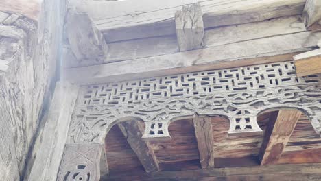 rejilla de madera tallada en el fuerte de altit, hunza pakistán