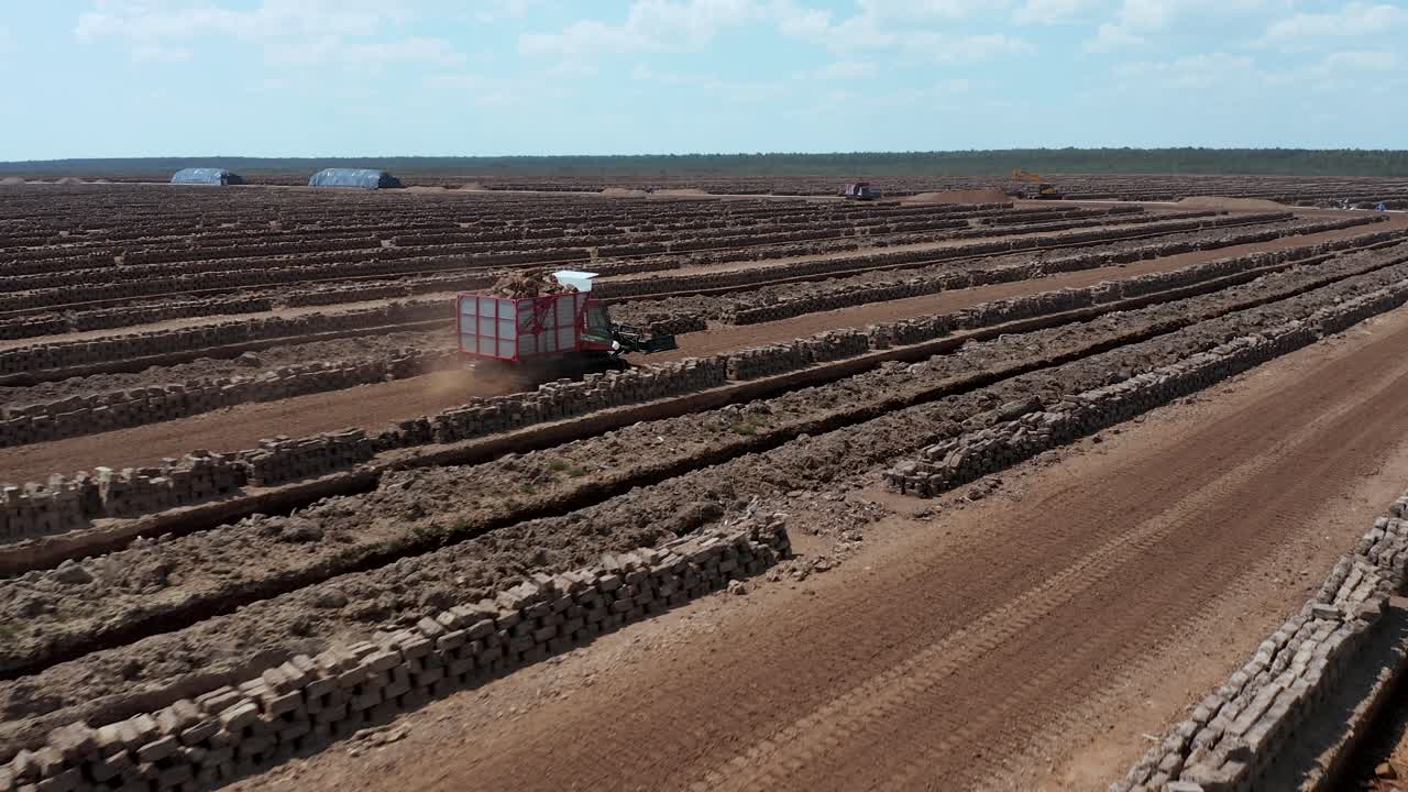 이탄 생산 분야를 통해 빨간 트랙터를 따라 산업 이탄지의 조감도