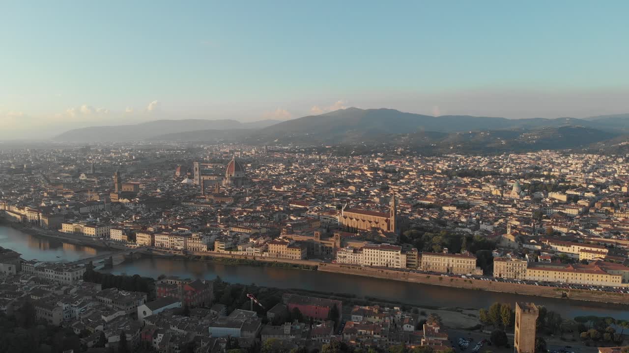 Vista aerea con drone: Città italiana ricca di storia e cultura al tramonto