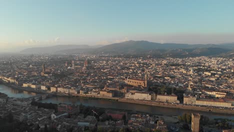 vista aérea de drones: ciudad italiana histórica y culturalmente rica durante la puesta de sol