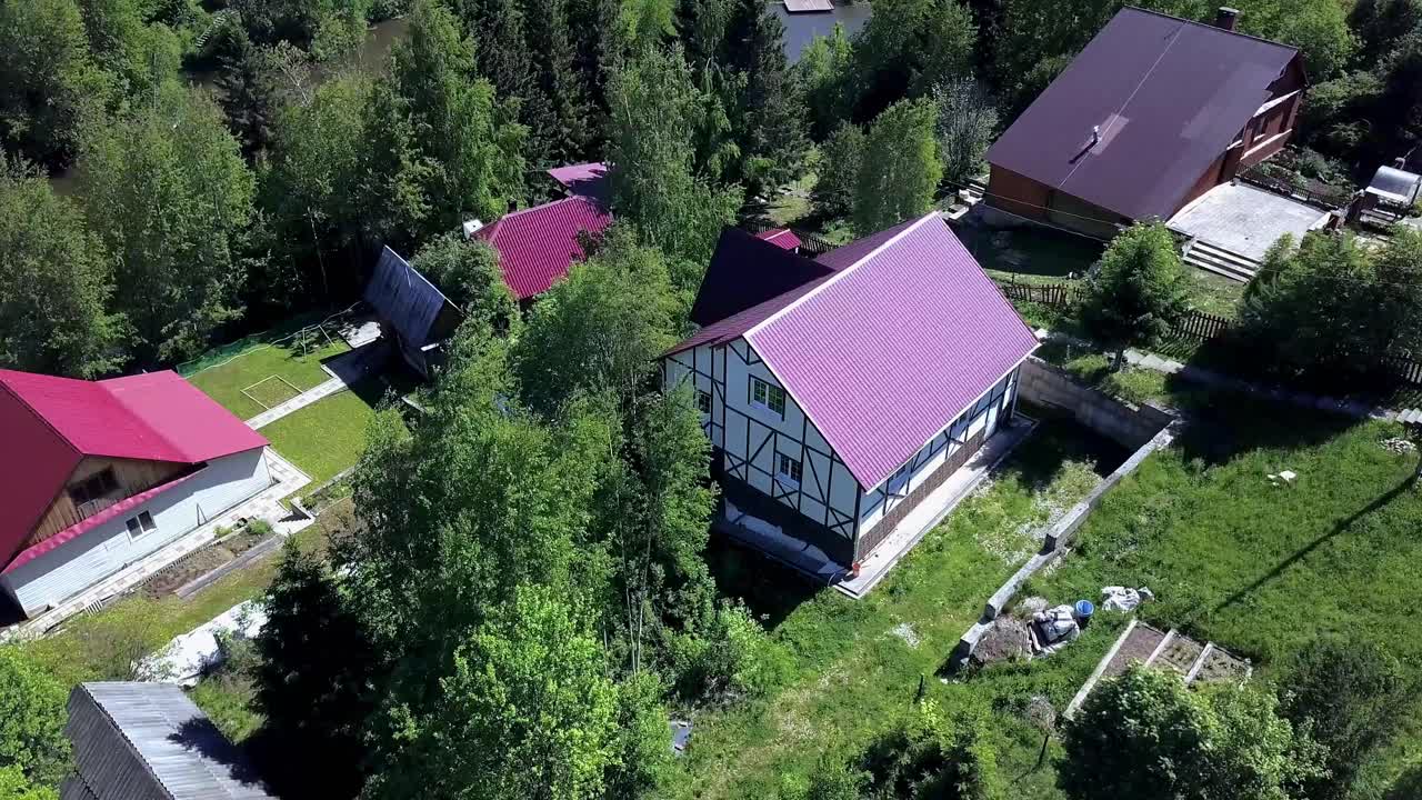 vista aérea de casas de campo y aldea cerca de un río