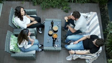 Draufsicht-Auf-Junge-Leute,-Die-Auf-Der-Terrasse-Essen