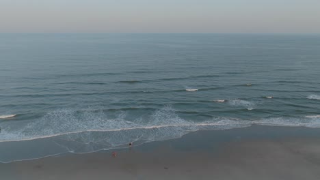 Luftaufnahme-Von-Kontinuierlichen-Wellen,-Die-Sich-Dem-Strandufer-Nähern