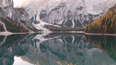 Luftschwenk-Zeigt-Berühmte-Ruderboote-Auf-Dem-Pragser-Wildsee-Mit-Berg-Im-Hintergrund