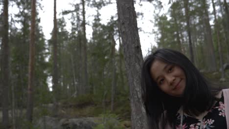 niña sonriendo en lo profundo del bosque