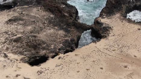 Fantastische-Luftaufnahme-Im-Fernen-Orbit-Eines-Der-Caletone-Bögen-Auf-Der-Insel-La-Graciosa